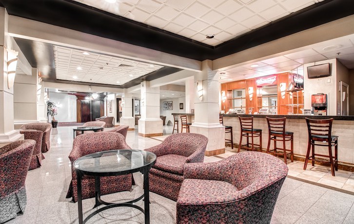 Imagen del bar/restaurante del Hotel Ramada Plaza By Wyndham Atlanta Airport. Foto 2
