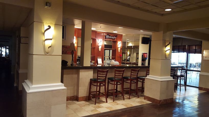 Imagen del bar/restaurante del Hotel Ramada Plaza By Wyndham Atlanta Airport. Foto 3