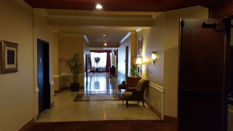 Imagen de los interiores del Hotel Ramada Plaza By Wyndham Atlanta Airport. Foto 16