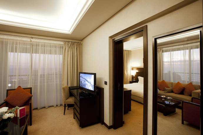 Imagen de la habitación del Hotel Ramada Plaza By Wyndham Beirut Raouche. Foto 4