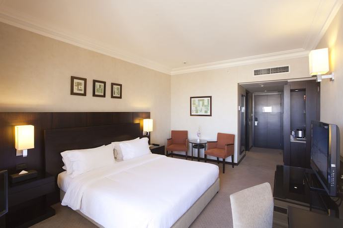 Imagen de la habitación del Hotel Ramada Plaza By Wyndham Beirut Raouche. Foto 6