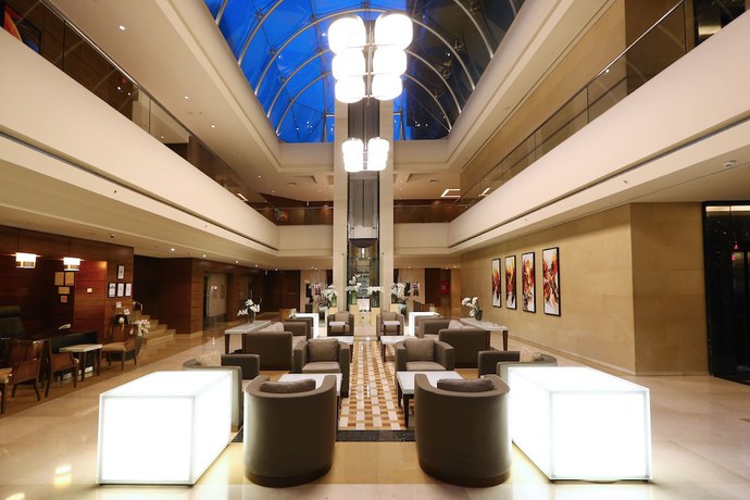 Imagen de los interiores del Hotel Ramada Plaza By Wyndham Beirut Raouche. Foto 19