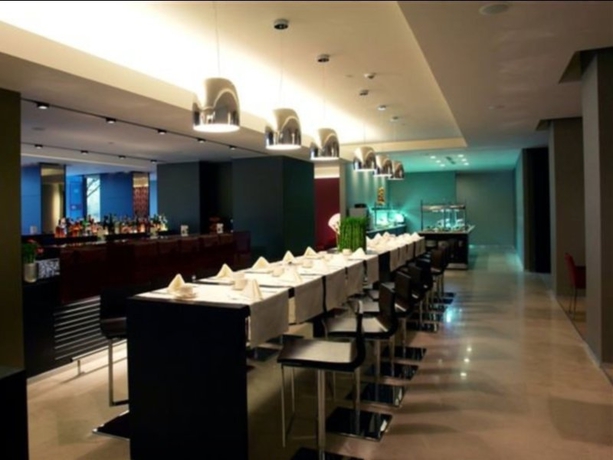 Imagen del bar/restaurante del Hotel Ramada Plaza By Wyndham Bucharest Convention Center. Foto 3