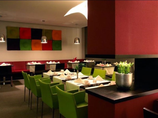 Imagen del bar/restaurante del Hotel Ramada Plaza By Wyndham Bucharest Convention Center. Foto 4