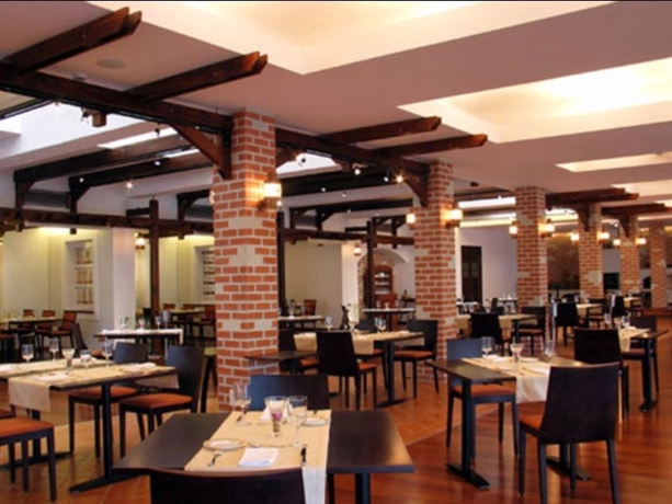 Imagen del bar/restaurante del Hotel Ramada Plaza By Wyndham Bucharest Convention Center. Foto 5