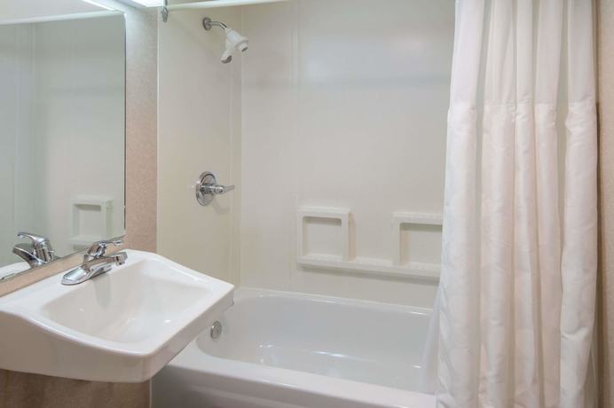 Imagen de la habitación del Hotel Ramada Plaza By Wyndham Calgary Downtown. Foto 17