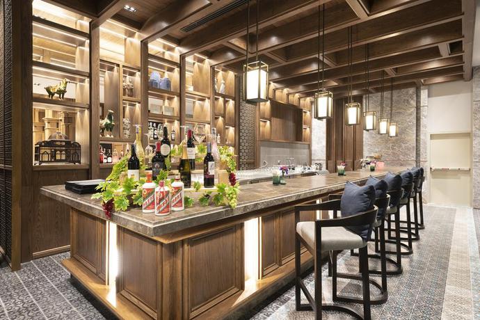 Imagen del bar/restaurante del Hotel Ramada Plaza By Wyndham Chao Fah. Foto 3