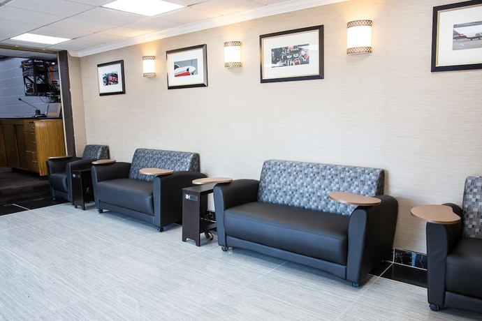 Imagen de los interiores del Hotel Ramada Plaza By Wyndham Chicago North Shore. Foto 15