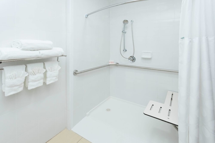 Imagen de la habitación del Hotel Ramada Plaza By Wyndham Chicago North Shore. Foto 11