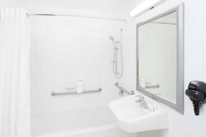 Imagen de la habitación del Hotel Ramada Plaza By Wyndham Chicago North Shore. Foto 12