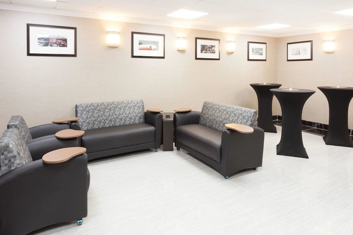 Imagen de los interiores del Hotel Ramada Plaza By Wyndham Chicago North Shore. Foto 19