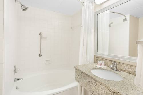 Imagen de la habitación del Hotel Ramada Plaza By Wyndham Fayetteville Fort Bragg Ar. Foto 2
