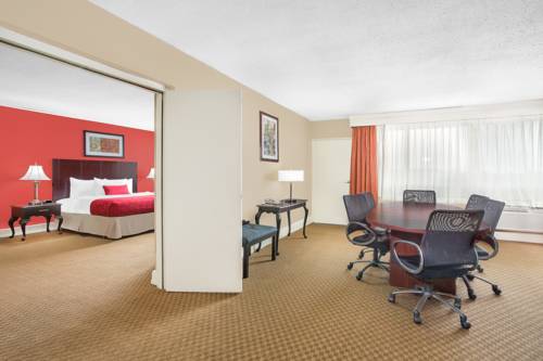 Imagen de la habitación del Hotel Ramada Plaza By Wyndham Fayetteville Fort Bragg Ar. Foto 3