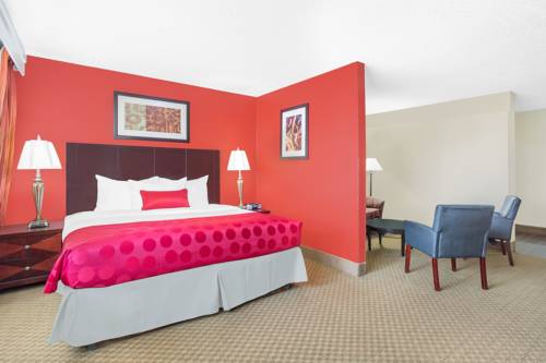 Imagen de la habitación del Hotel Ramada Plaza By Wyndham Fayetteville Fort Bragg Ar. Foto 4