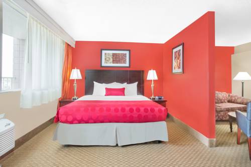 Imagen de la habitación del Hotel Ramada Plaza By Wyndham Fayetteville Fort Bragg Ar. Foto 5