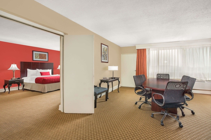 Imagen de la habitación del Hotel Ramada Plaza By Wyndham Fayetteville Fort Bragg Area. Foto 3