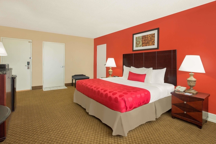 Imagen de la habitación del Hotel Ramada Plaza By Wyndham Fayetteville Fort Bragg Area. Foto 4