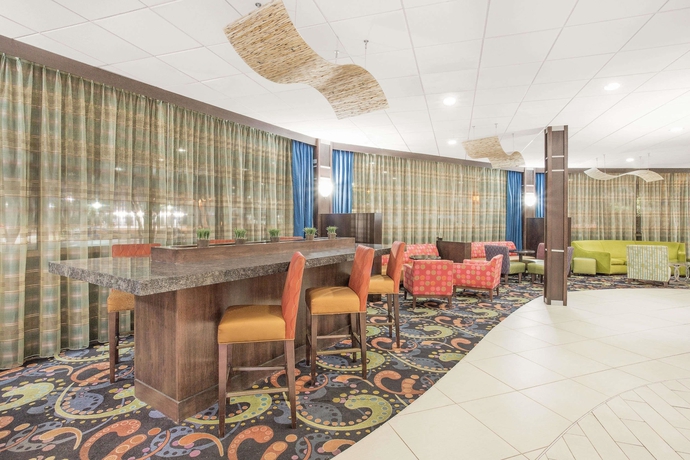 Imagen de los interiores del Hotel Ramada Plaza By Wyndham Fayetteville Fort Bragg Area. Foto 19