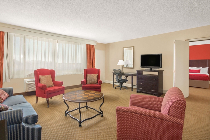 Imagen de la habitación del Hotel Ramada Plaza By Wyndham Fayetteville Fort Bragg Area. Foto 6