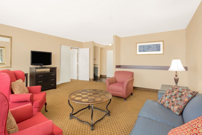 Imagen de la habitación del Hotel Ramada Plaza By Wyndham Fayetteville Fort Bragg Area. Foto 8