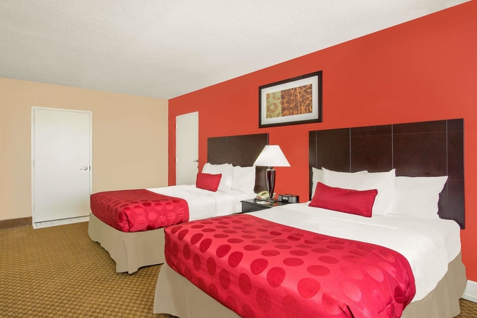 Imagen de la habitación del Hotel Ramada Plaza By Wyndham Fayetteville Fort Bragg Area. Foto 9