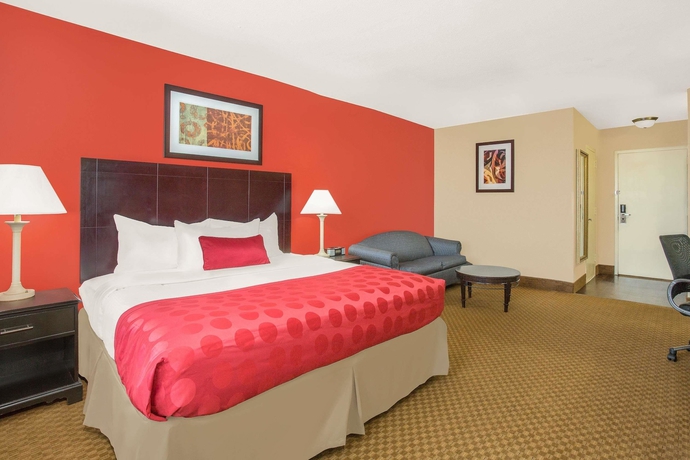 Imagen de la habitación del Hotel Ramada Plaza By Wyndham Fayetteville Fort Bragg Area. Foto 10