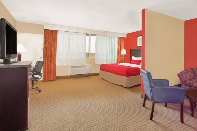 Imagen de la habitación del Hotel Ramada Plaza By Wyndham Fayetteville Fort Bragg Area. Foto 11