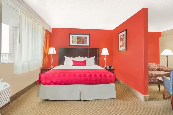 Imagen de la habitación del Hotel Ramada Plaza By Wyndham Fayetteville Fort Bragg Area. Foto 12