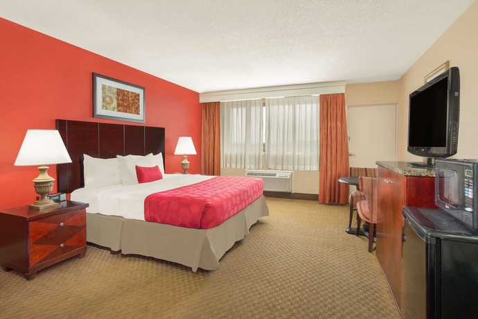Imagen de la habitación del Hotel Ramada Plaza By Wyndham Fayetteville Fort Bragg Area. Foto 13