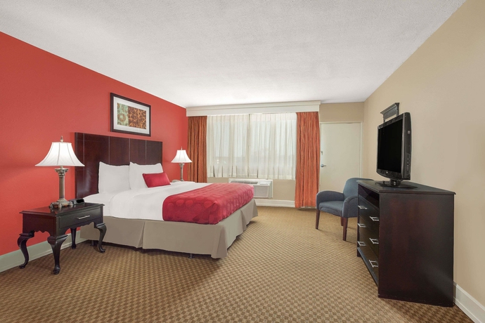 Imagen de la habitación del Hotel Ramada Plaza By Wyndham Fayetteville Fort Bragg Area. Foto 14