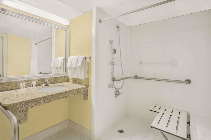 Imagen de la habitación del Hotel Ramada Plaza By Wyndham Fayetteville Fort Bragg Area. Foto 16
