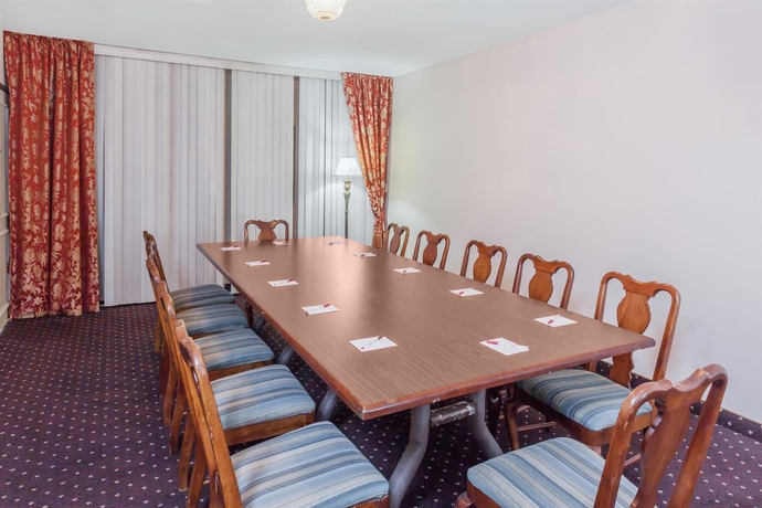 Imagen de los interiores del Hotel Ramada Plaza By Wyndham Garden Grove/anaheim South. Foto 12