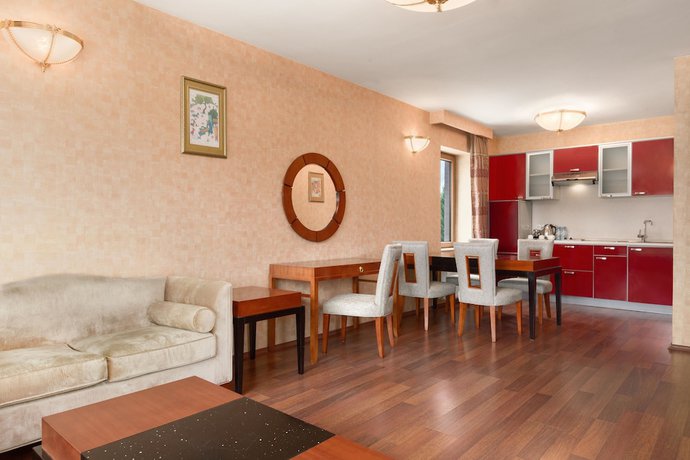 Imagen de la habitación del Hotel Ramada Plaza By Wyndham Gence. Foto 2