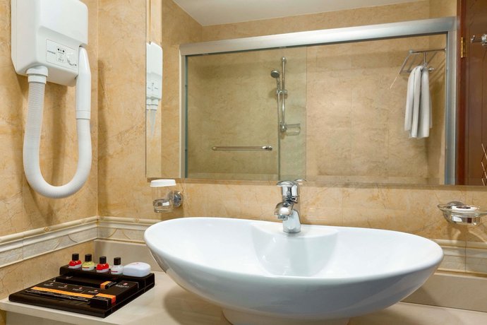 Imagen de la habitación del Hotel Ramada Plaza By Wyndham Gence. Foto 11