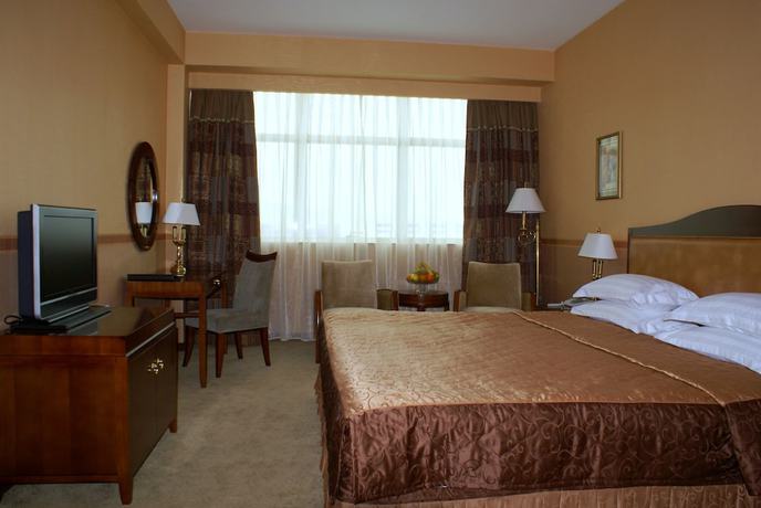 Imagen de la habitación del Hotel Ramada Plaza By Wyndham Gence. Foto 12