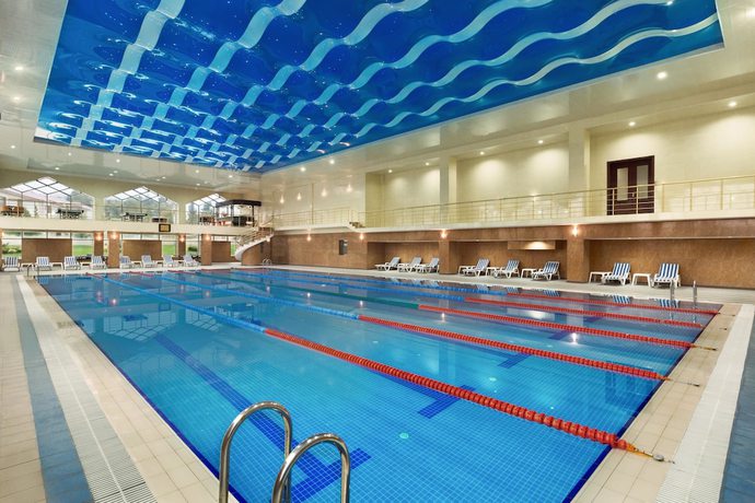 Imagen de la piscina del Hotel Ramada Plaza By Wyndham Gence. Foto 19