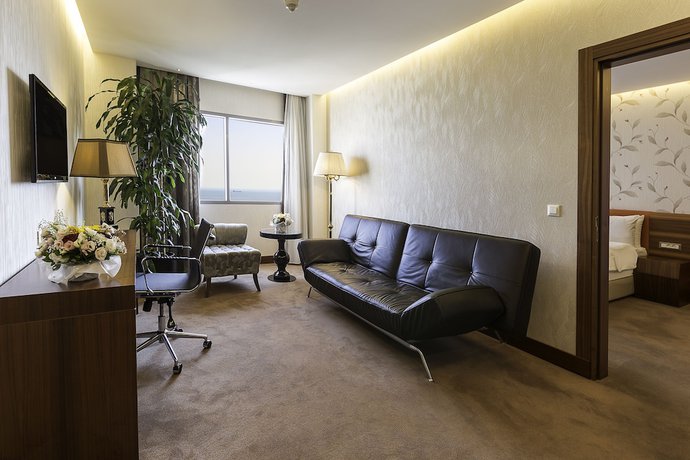 Imagen de la habitación del Hotel Ramada Plaza By Wyndham Istanbul Atakoy. Foto 17