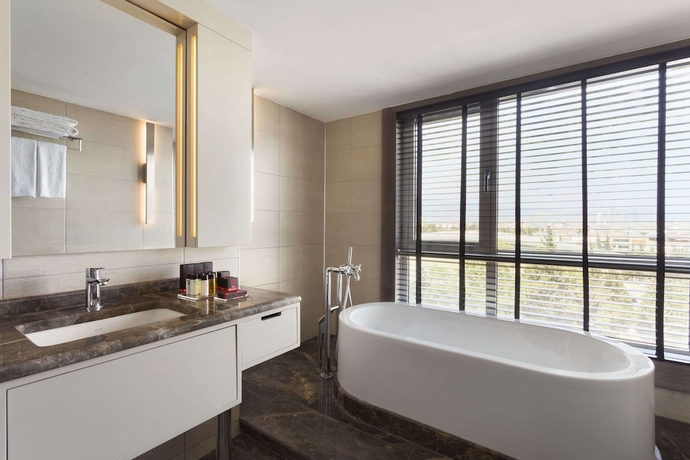 Imagen de la habitación del Hotel Ramada Plaza By Wyndham Izmir. Foto 11