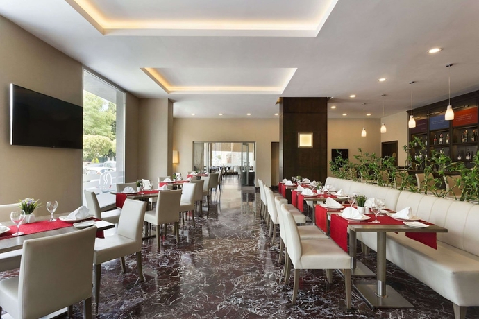 Imagen del bar/restaurante del Hotel Ramada Plaza By Wyndham Izmir. Foto 3