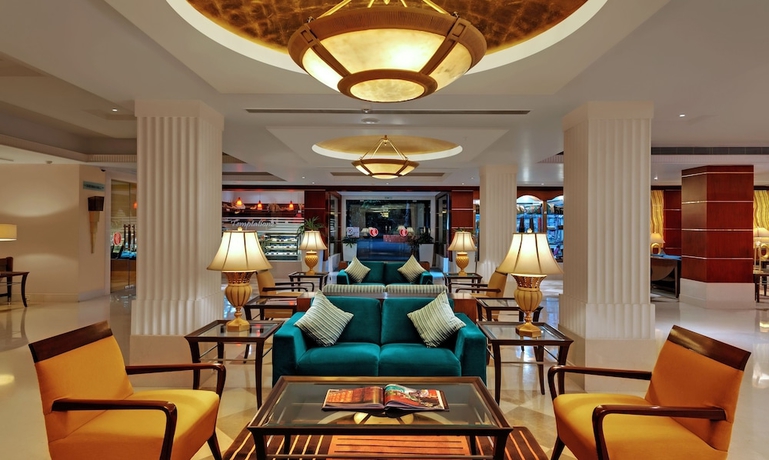 Imagen del bar/restaurante del Hotel Ramada Plaza By Wyndham Jhv Varanasi. Foto 2