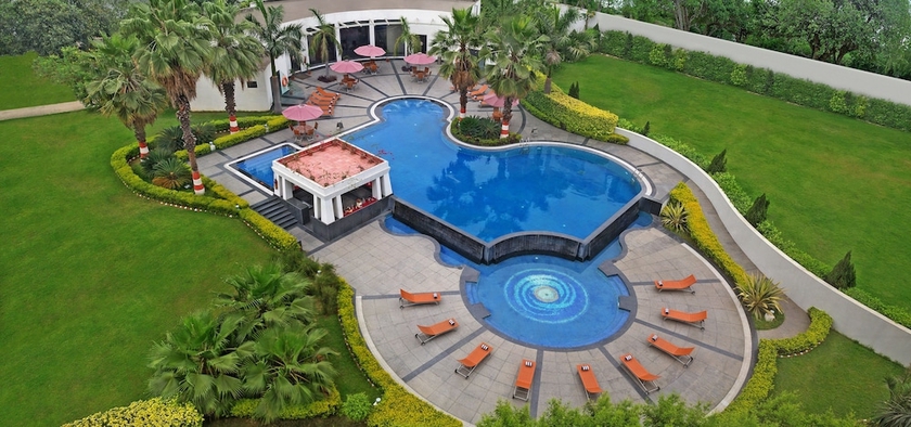 Imagen de la piscina del Hotel Ramada Plaza By Wyndham Jhv Varanasi. Foto 16