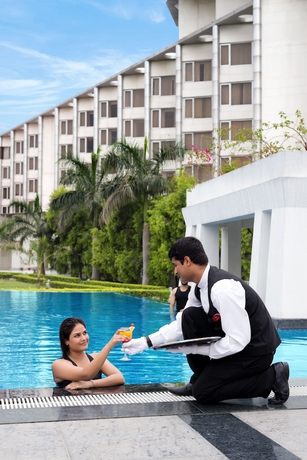 Imagen de la piscina del Hotel Ramada Plaza By Wyndham Jhv Varanasi. Foto 19