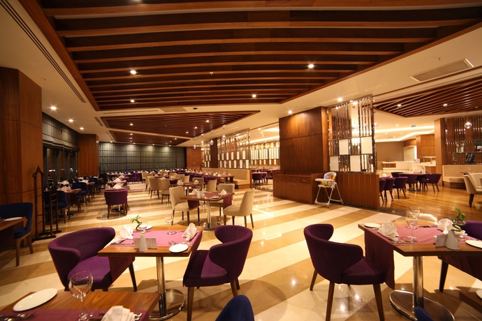 Imagen del bar/restaurante del Hotel Ramada Plaza By Wyndham Konya. Foto 2