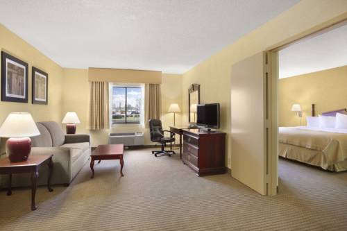 Imagen de la habitación del Hotel Ramada Plaza By Wyndham Louisville & Confere. Foto 3