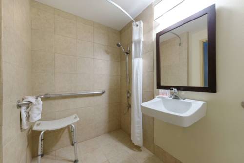 Imagen de la habitación del Hotel Ramada Plaza By Wyndham Louisville & Confere. Foto 8