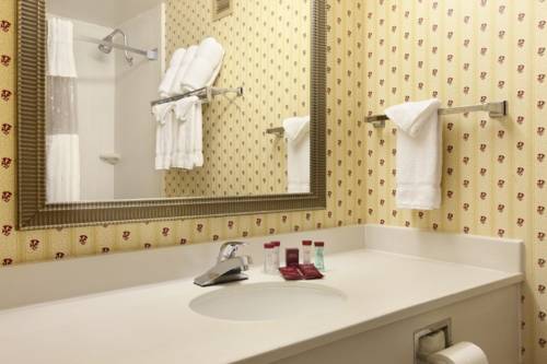 Imagen de la habitación del Hotel Ramada Plaza By Wyndham Louisville & Confere. Foto 9