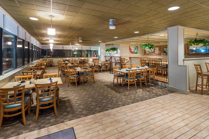 Imagen del bar/restaurante del Hotel Ramada Plaza By Wyndham Nags Head Oceanfront. Foto 2