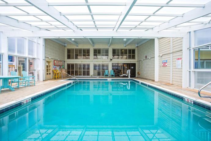 Imagen de la piscina del Hotel Ramada Plaza By Wyndham Nags Head Oceanfront. Foto 15