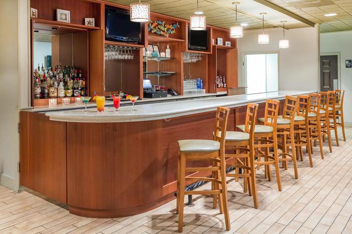 Imagen del bar/restaurante del Hotel Ramada Plaza By Wyndham Nags Head Oceanfront. Foto 3