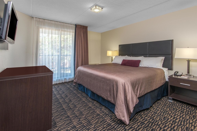 Imagen de la habitación del Hotel Ramada Plaza By Wyndham Niagara Falls. Foto 3